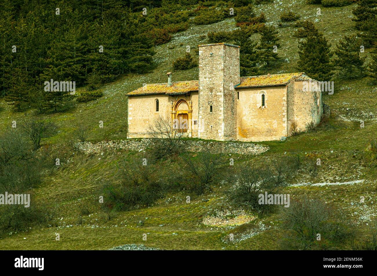 Die Madonna del Casale ist eine kleine einsame Bergkirche. Abruzzen, Italien, europa Stockfoto