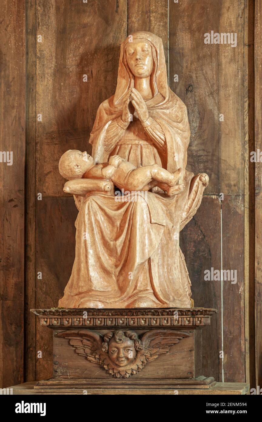 Terrakotta-Statue der Madonna mit Kind in der kleinen Kirche La Madonna del Casale in den Abruzzen erhalten. Provinz L'Aquila, Abruzzen, Italien, E Stockfoto