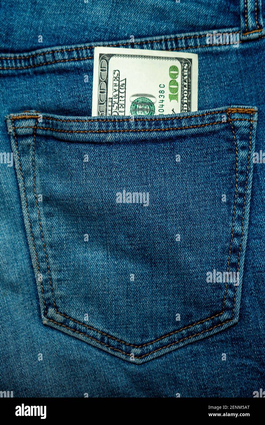 Hundert Dollar in Jeans-Tasche, vertikales Foto Stockfoto