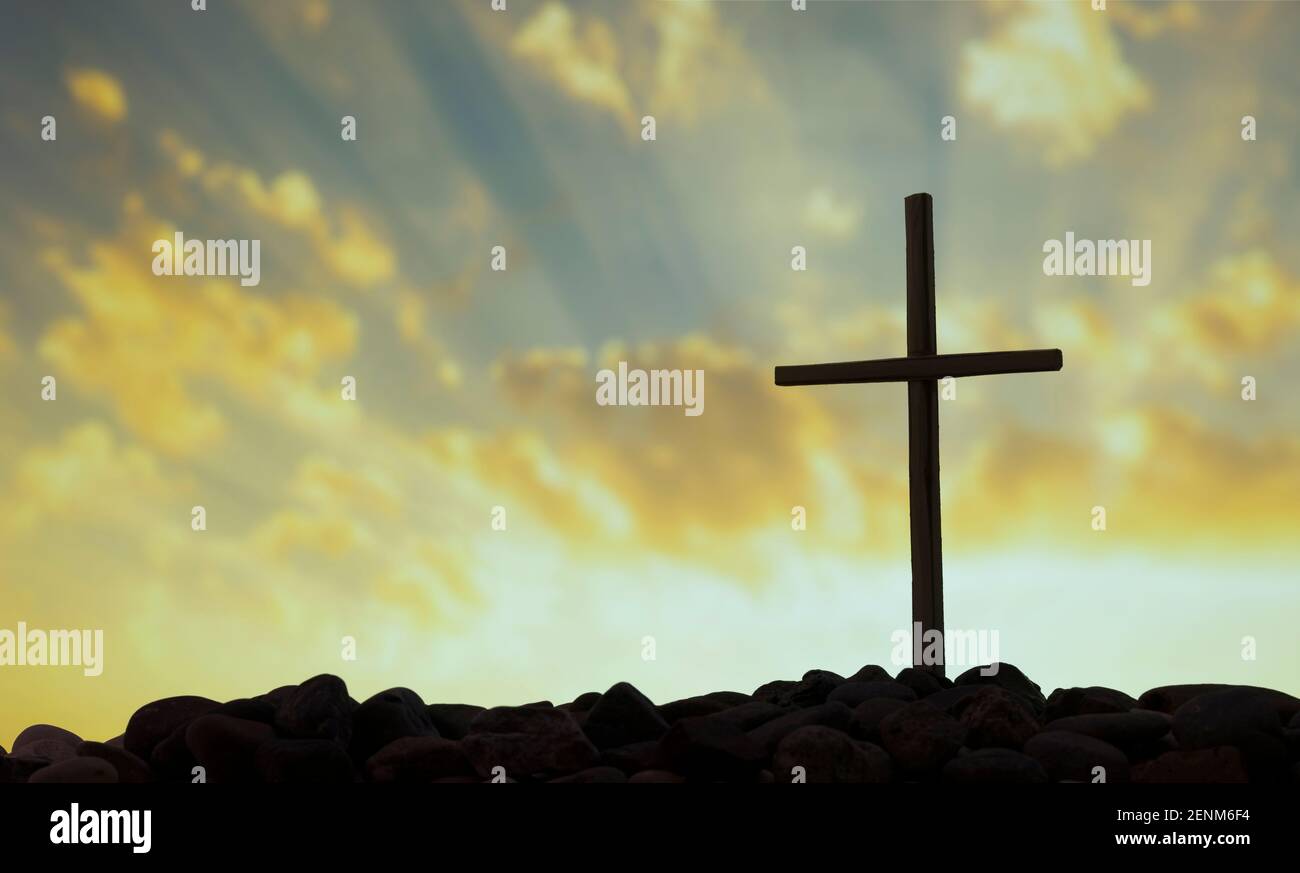 Holy Cross on Rocks bei Sonnenaufgang Stockfoto