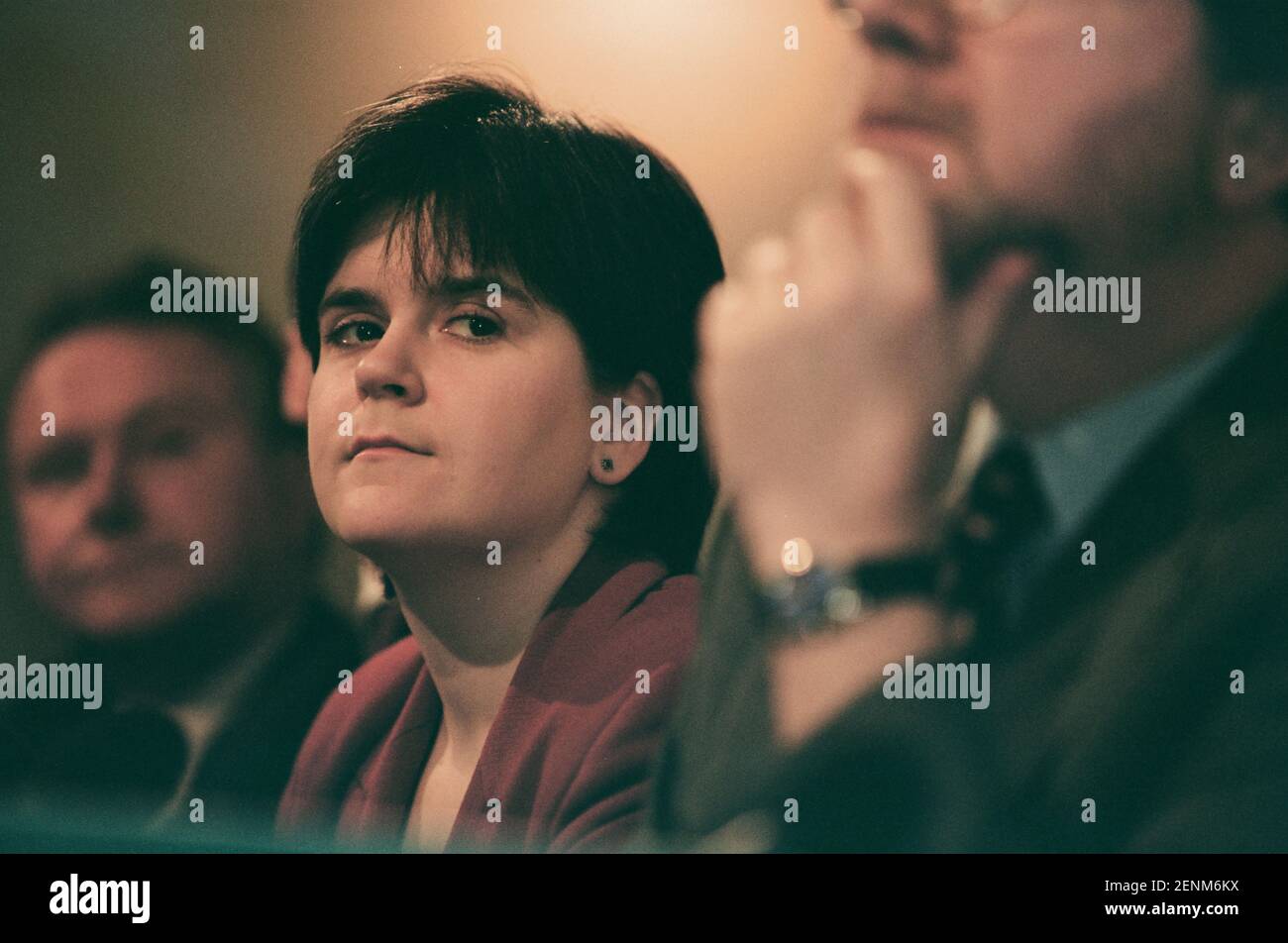 Nicola Sturgeon von der Scottish National Party hörte ihrem Parteichef Alex Salmond beim Start des SNP-Manifests 1999 für den Holyrood-Wahlkampf in Edinburgh, Schottland, zu. Frau Sturgeon wurde 1999 in das neu geschaffene schottische parlament gewählt und diente anschließend als stellvertretende erste Ministerin des Landes unter Alex Salmond MSP und dann als erste Ministerin. Zur Zeit der Wahl 1999 arbeitete sie als Rechtsanwältin im Drumchapel Law and Money Advice Center in Glasgow. Stockfoto