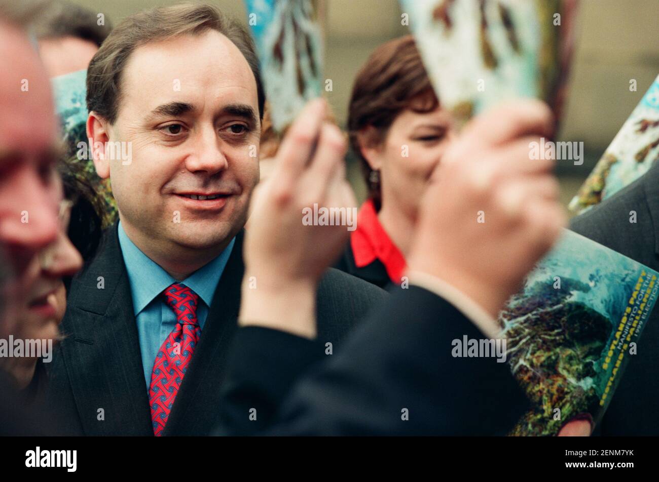Der Vorsitzende der Scottish National Party, Alex Salmond, posiert für Fotos mit einer Kopie der schottischen Parlamentswahlen 1999 der SNP im ehemaligen Gebäude der Royal High School in Edinburgh, Schottland. Herr Salmond wurde bei den Wahlen in das schottische parlament gewählt und führte die Opposition zur Labour Party-Verwaltung an. Nach dem Wahlsieg der SNP von 2007 wurde er in die Position des Ersten Ministers gewählt und diente in dieser Position bis 2014, als er nach dem Ergebnis des schottischen Unabhängigkeitsreferendums zurücktrat. Stockfoto