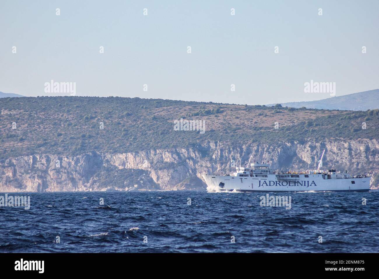 Insel Solta, Kroatien - 1. Oktober 2011: Blick auf eine lokale Fähre mit Insel Solta im Hintergrund Stockfoto