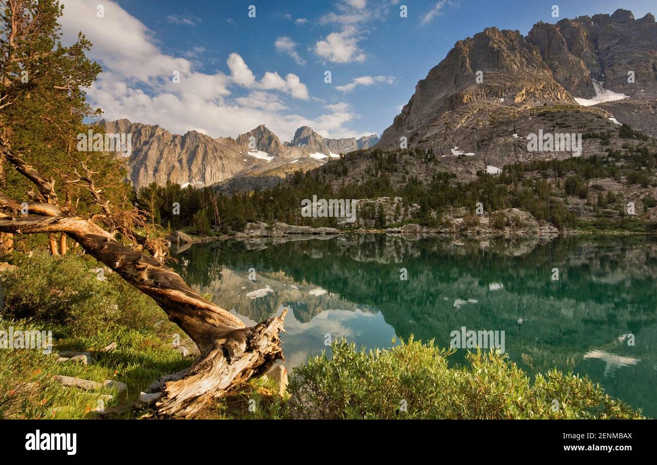 Mount Robinson über Fifth Lake, Temple Crag in der Ferne, Big Pine Lakes, die Palisades, John Muir Wilderness, Eastern Sierra Nevada, Kalifornien, USA Stockfoto