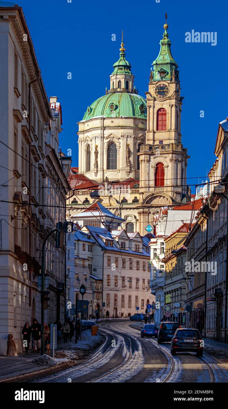 St. Nicholas barocke Kathedrale Blick von Mostecka Straße, Prag, Tschechische republik Stockfoto