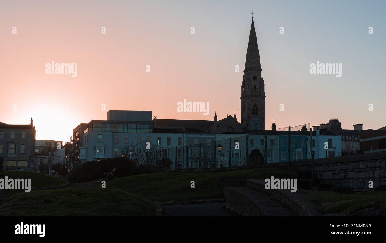 Skyline von Dun Laoghaire Harbour, Dublin, Irland. Bei Sonnenuntergang. Stockfoto