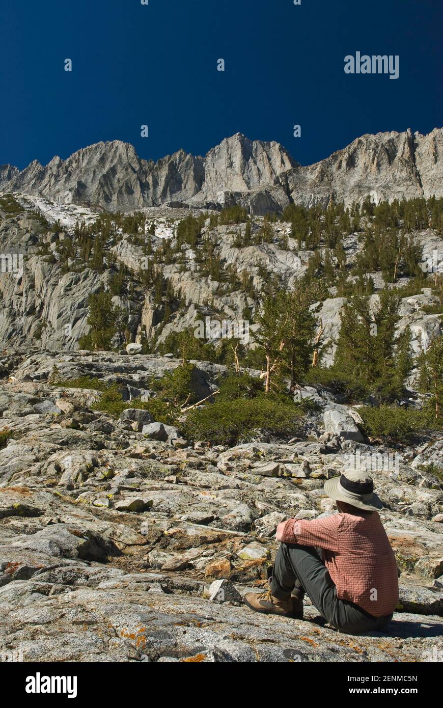 Wanderer, die Middle Palisade aus der Nähe von Brainard Lake, der Palisades Region, John Muir Wilderness, Eastern Sierra Nevada, Kalifornien, betrachten, USA Stockfoto