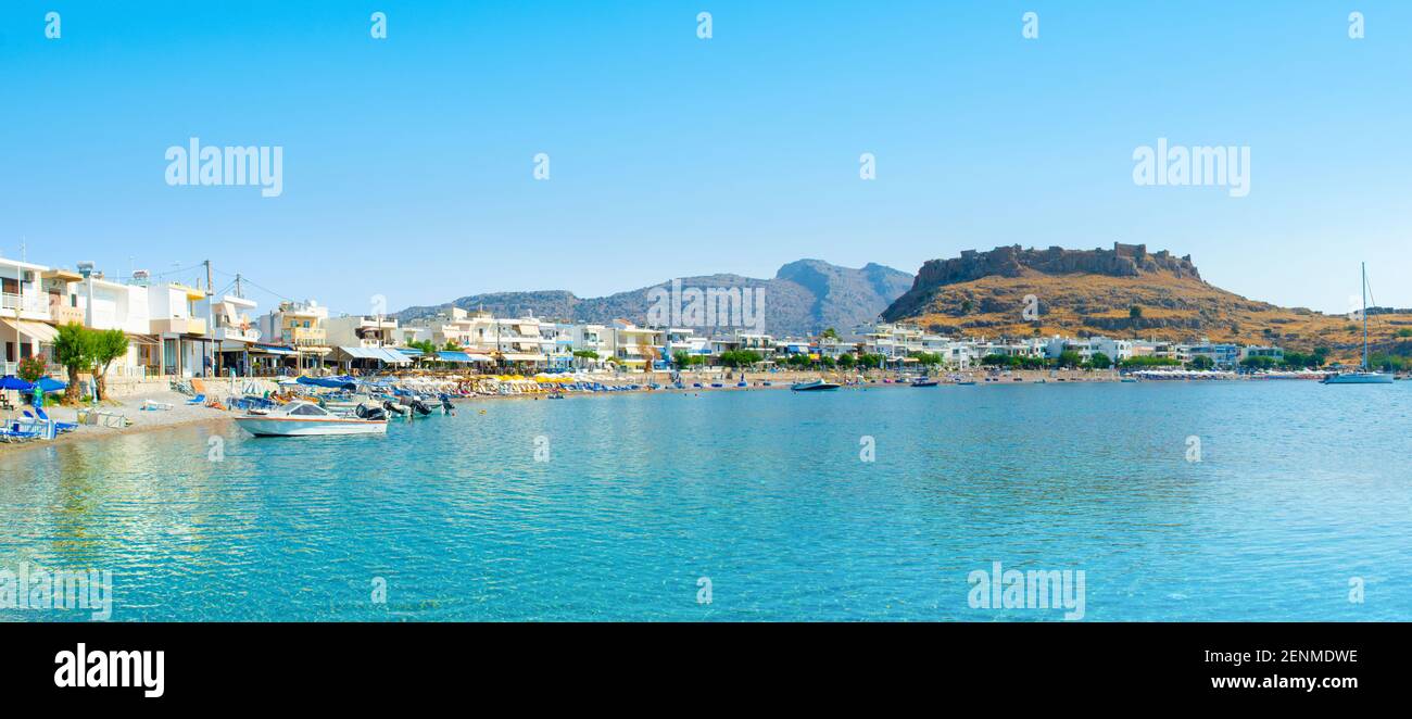 Rhodos Insel, Griechenland - 14. August 2019: Wunderschöne mediterrane Landschaft der Haraki Bucht an der Ostküste der Insel Rhodos Stockfoto