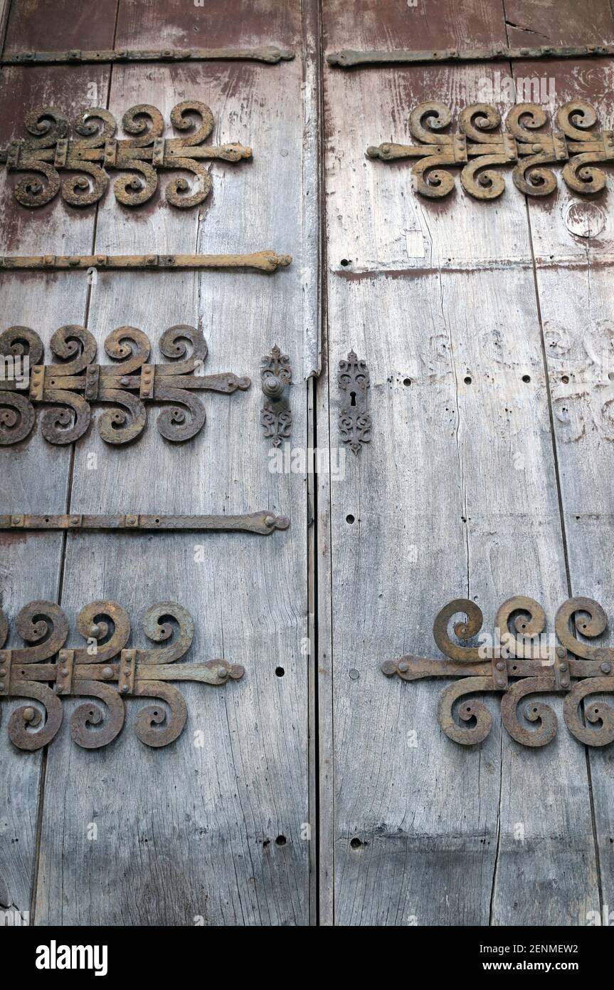 Alte verwitterte Tür mit großen Metallscharnieren, Ronda, Málaga, Andalusien, Spanien Stockfoto