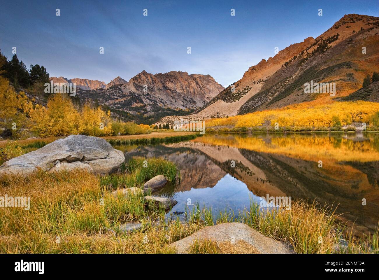North Lake im Sabrina Basin im Herbst bei Sonnenaufgang Mt. Lamarck in weiter Entfernung. Evolution Region, John Muir Wilderness, Eastern Sierra Nevada, Kalifornien Stockfoto