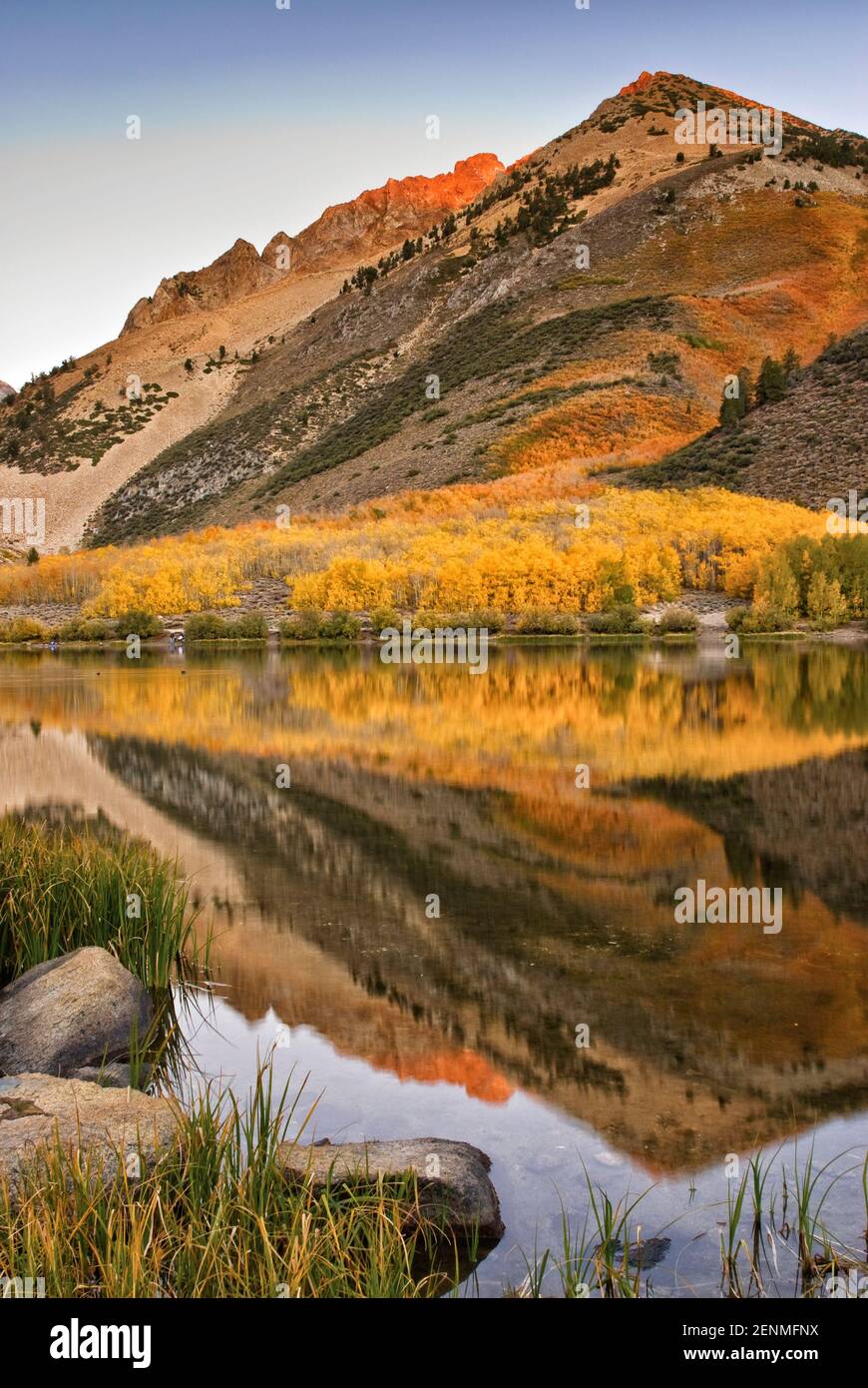 North Lake in Sabrina Basin bei Sonnenaufgang im Herbst Evolution Region, John Muir Wilderness, Eastern Sierra Nevada, California, USA Stockfoto