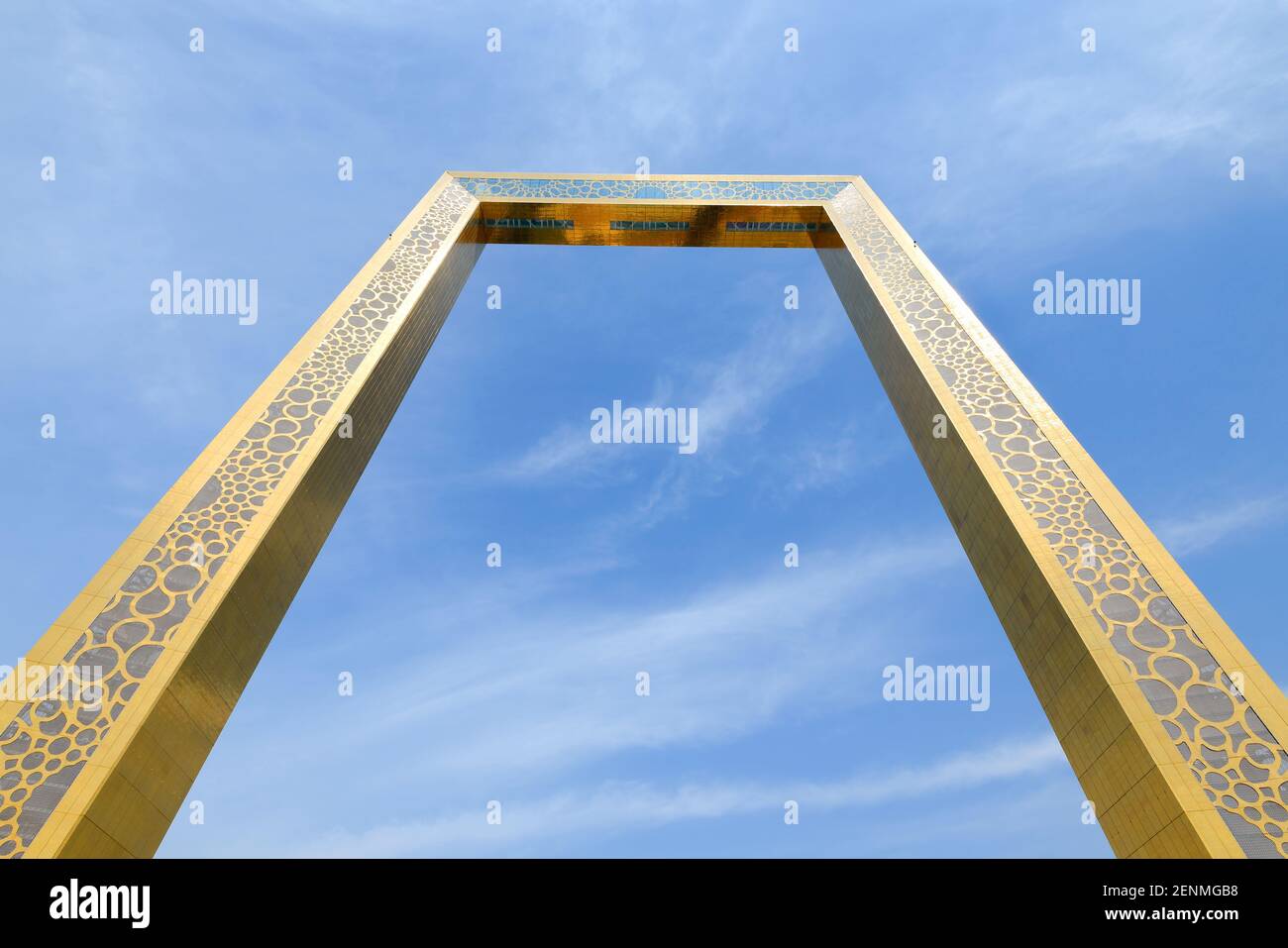 Das Dubai Frame Gebäude, früher bekannt als Al Berwaz Tower im Zabeel Park in Dubai, Vereinigte Arabische Emirate. Goldener Rahmen, der größte der Welt. Stockfoto