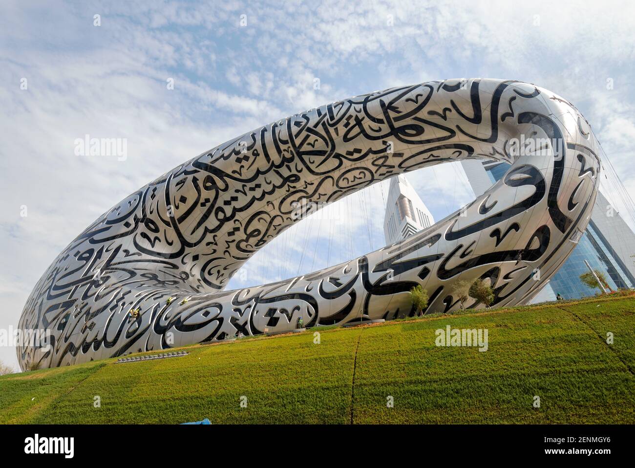 Museum der Zukunft in Dubai, Vereinigte Arabische Emirate (VAE). Dubais Kulturmuseum. Muster der arabischen Buchstaben in Zukunft Museum in Dubai. Modernes Design. Stockfoto