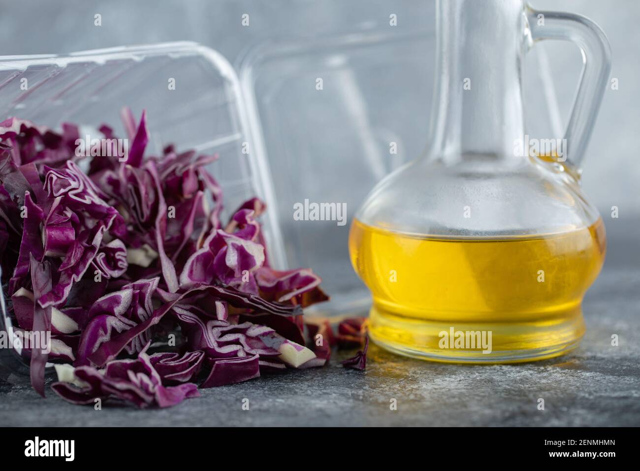 Nahaufnahme Foto von frischen gehackten Kohl mit einer Flasche Öl Stockfoto