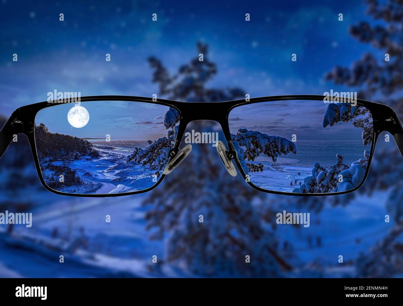 Fokussiertes Bild der Winternacht in einer Brille. Besseres Sichtkonzept. Stockfoto