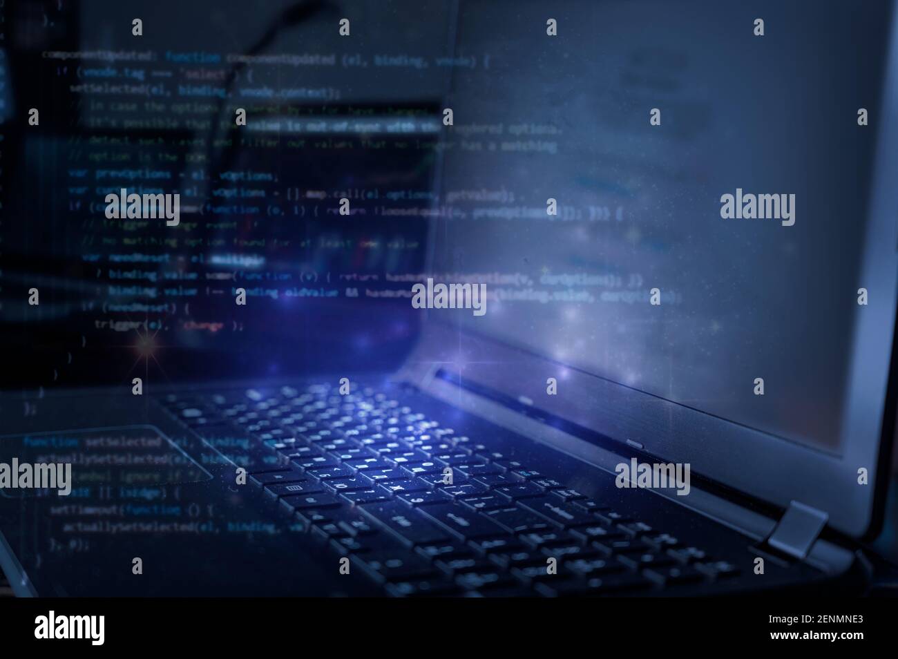 Technischer Hintergrund. Laptop und Code-Hintergrund. Lernen Programmiersprache, Computer-Kurse, Schulungen. Stockfoto