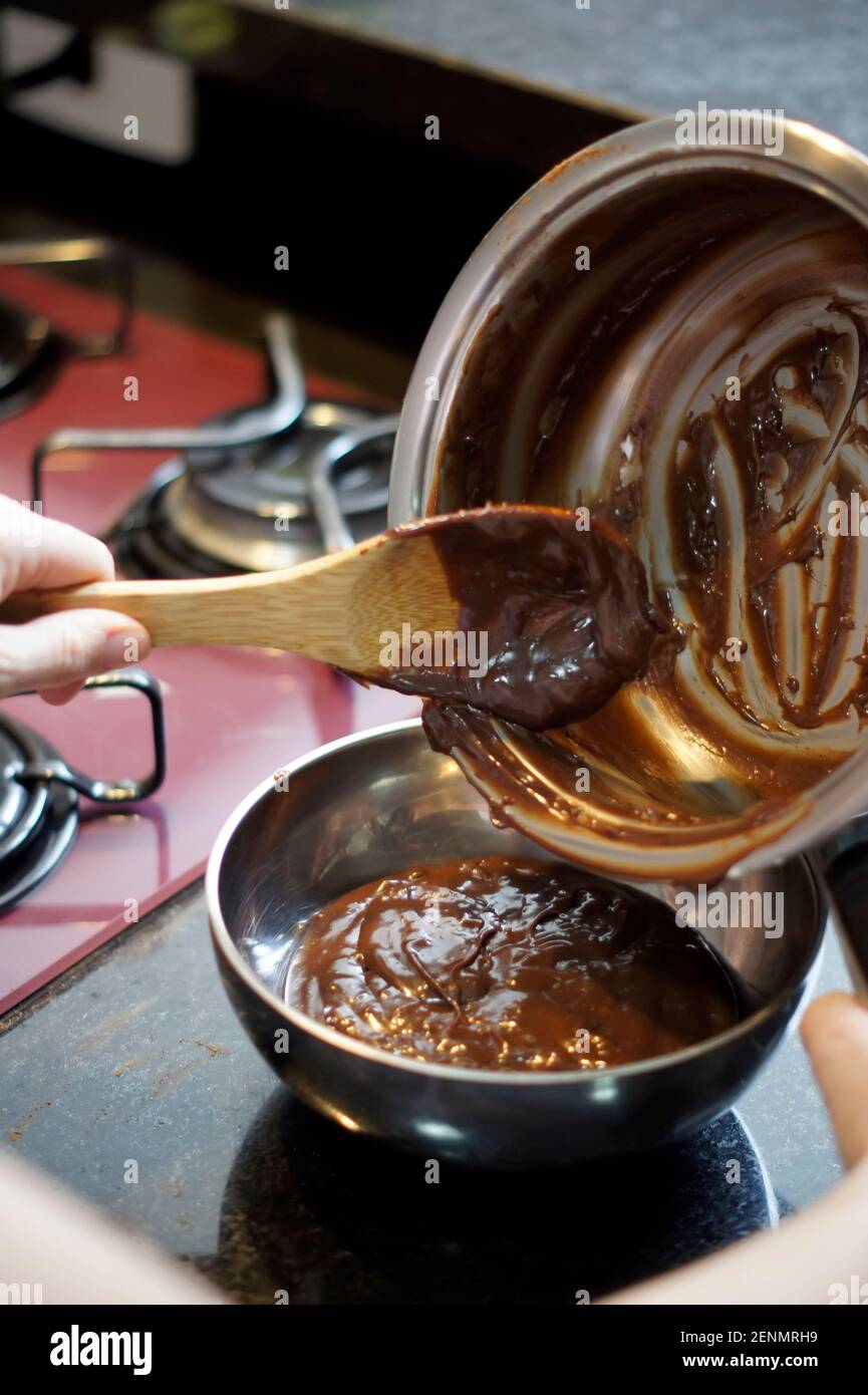 Typisches brasilianisches Dessert namens Brigadeiro. Hausgemachte mit Kakao und kondensierter Milch. Der Fokus des Fotos liegt auf der Unterseite des Schwenkbereich. Weichfokus. Stockfoto