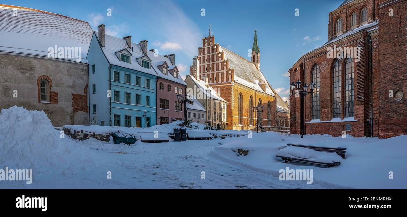 Bedeckt in Schnee Straße im historischen Stadtzentrum von Riga. Historische Häuser in der Nähe der St. Peter-Kirche im Winter in Riga, Lettland Stockfoto
