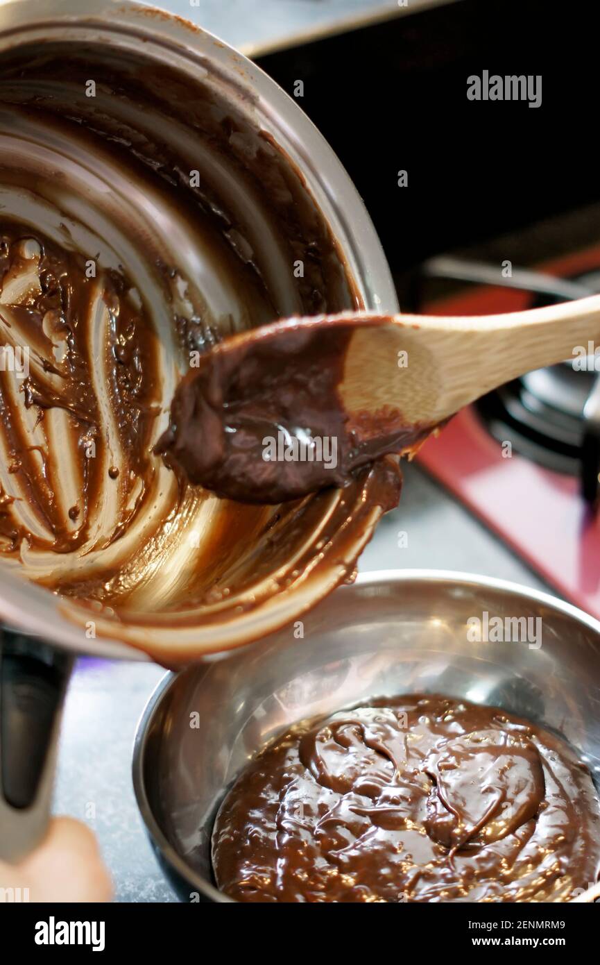 Typisches brasilianisches Dessert namens Brigadeiro. Hausgemachte mit Kakao und kondensierter Milch. Der Fokus des Fotos liegt auf der Unterseite des Schwenkbereich. Weichfokus. Stockfoto