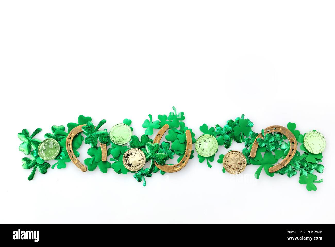 St. Patricks Day Grenze von Kleeblättern, Goldmünzen isoliert auf weißem Hintergrund Stockfoto