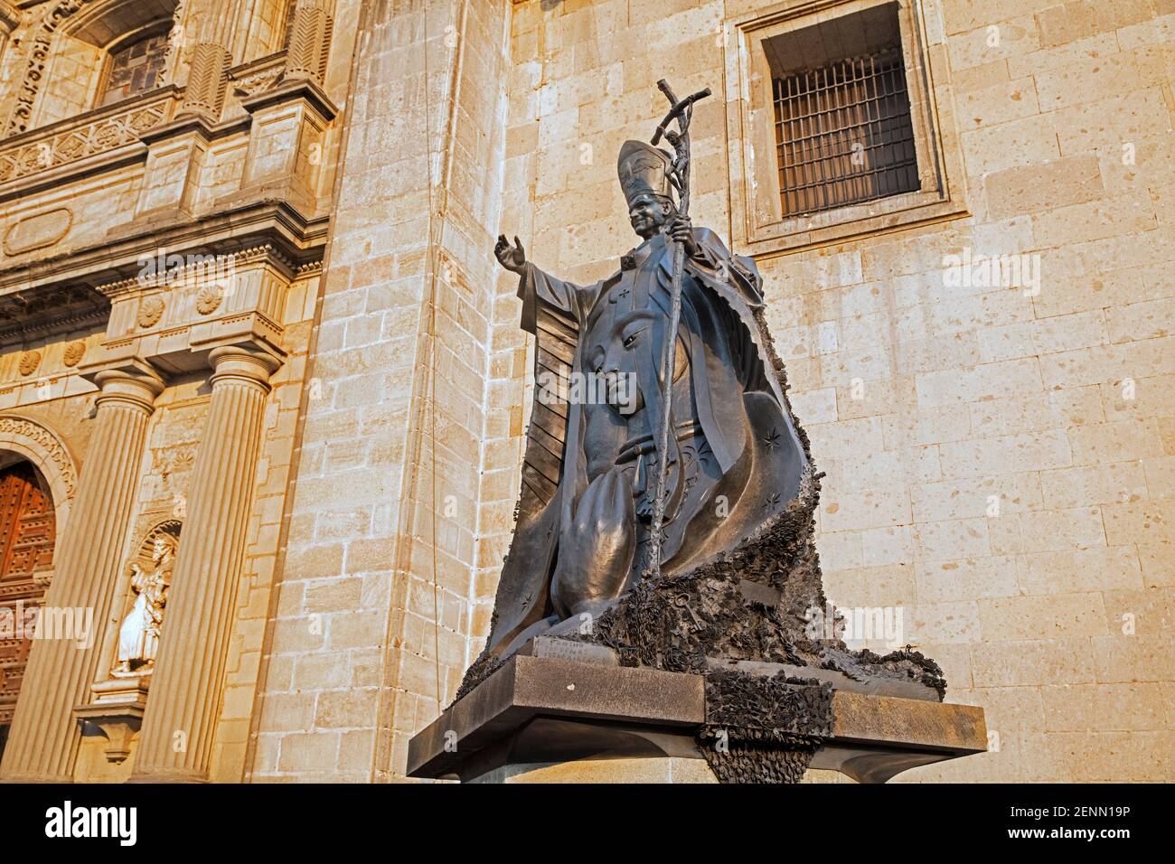 Die Statue des Papstes mit der Jungfrau von Guadalupe in seinem Mantel, neben der Metropolitan Kathedrale von Mexiko-Stadt. Die Statue ist mit gemacht Stockfoto