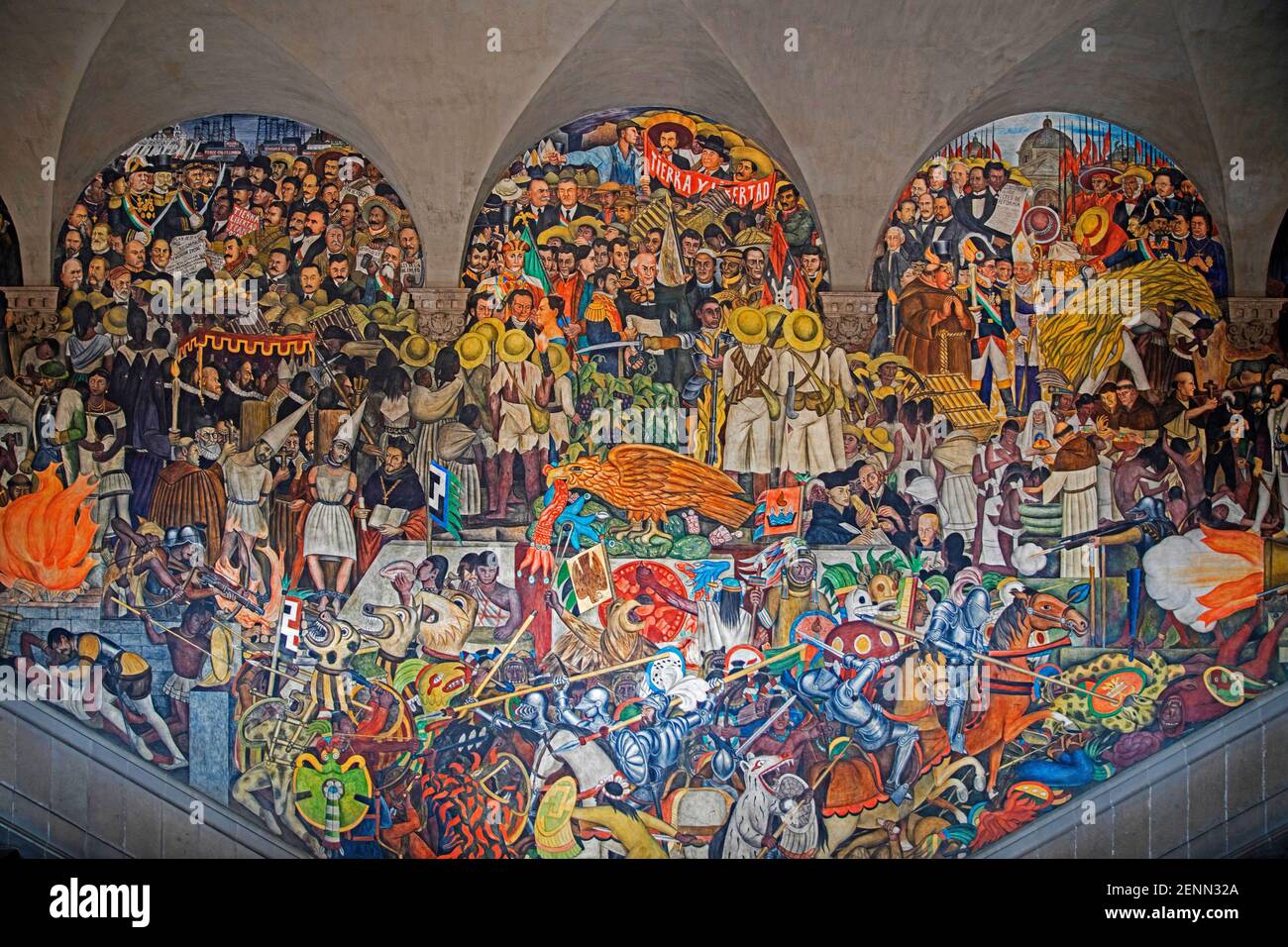 Die Geschichte Mexikos, das Wandgemälde von Diego Rivera im Haupttreppenhaus des Nationalpalastes / Palacio Nacional, der Residenz des Präsidenten in Mexiko-Stadt Stockfoto