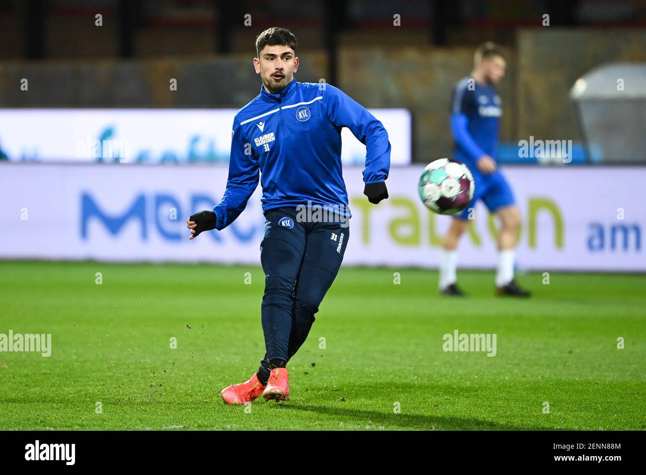 Aufwärmen: Malik Batmaz (KSC). GES / Fußball / 2. Bundesliga: Darmstadt 98 - Karlsruher Sport-Club, 02.26.2021 Fußball: 1st Liga: Darmstadt 98 vs Karlsruher Sport-Club, Darmstadt, 26. Februar 2021 Stockfoto