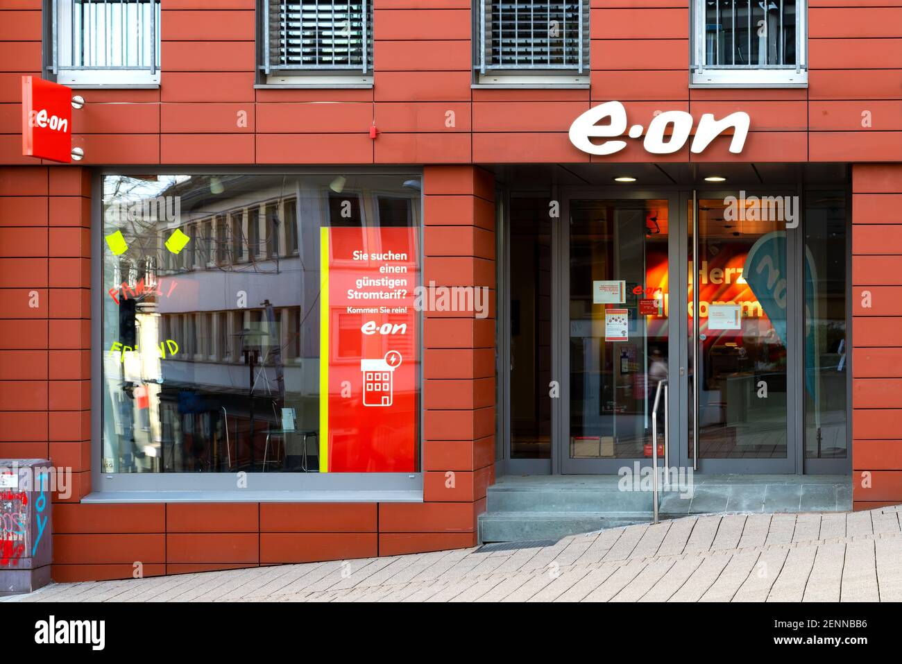 Logo von E.ON aufgenommen in der Stadt Siegen. E.ON ist ein deutsches Energieversorgungsunternehmen und eines der weltweit größten anlegereigenen Energieversorger Stockfoto