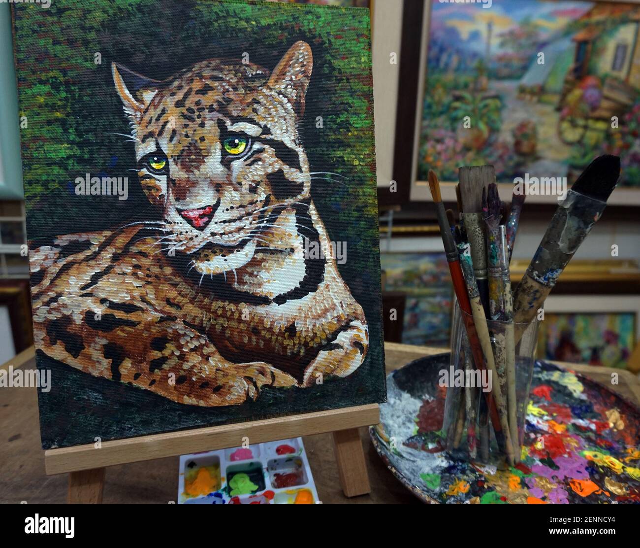 Kunst Malerei Acryl Farbe lächelnd niedlich Leopard Tiger in dunkel aus Thailand Stockfoto