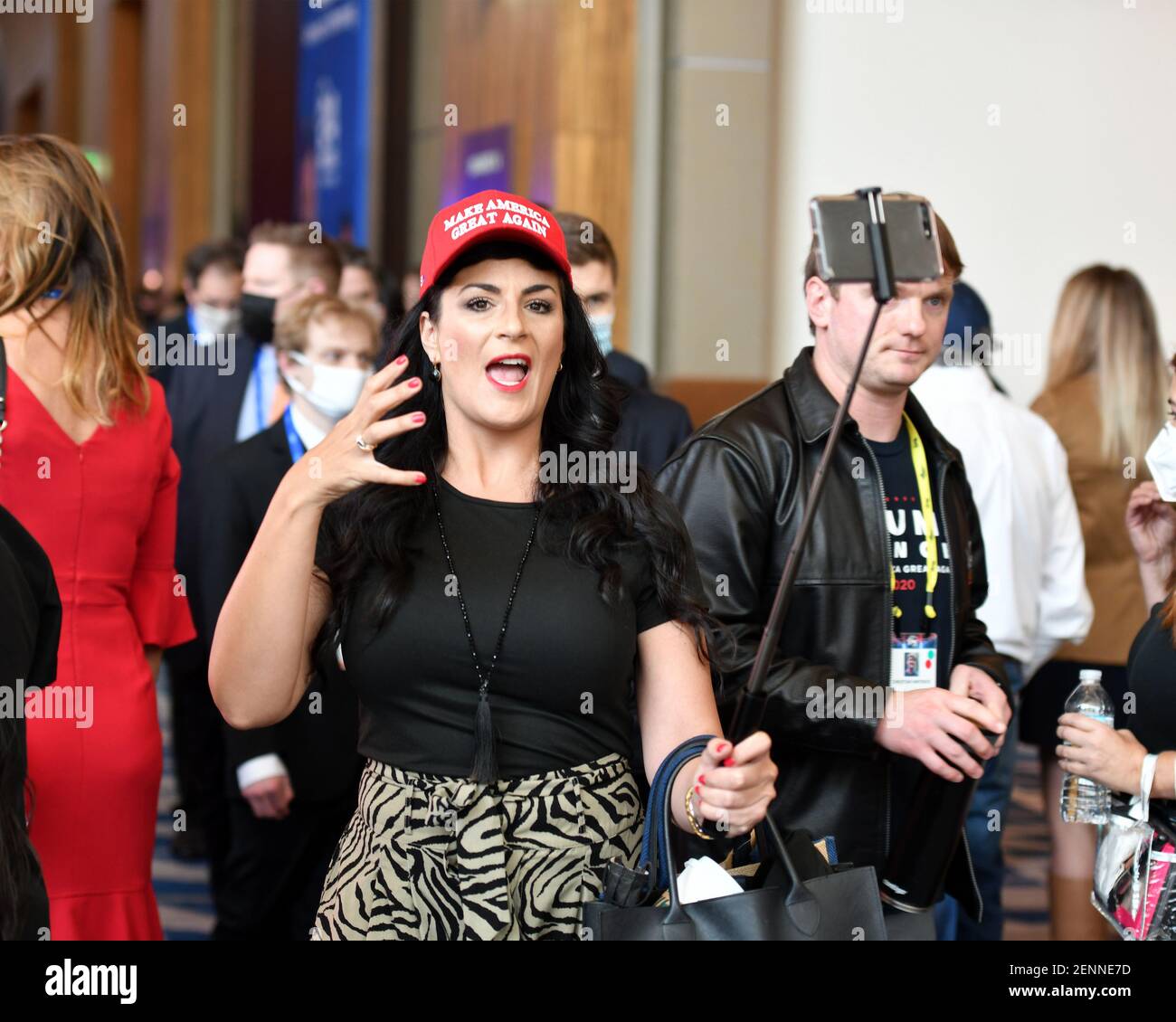 Orlando, Usa. Februar 2021, 26th. Trump Supporter führt am Freitag, den 26. Februar 2021, ein "Selfie" auf der Conservative Political Action Conference (CPAC) 2021 durch, die von der amerikanischen Konservativen Union im Hyatt Regency Orlando in Orlando, Florida, veranstaltet wird. Foto von Joe Marino/UPI Kredit: UPI/Alamy Live Nachrichten Stockfoto