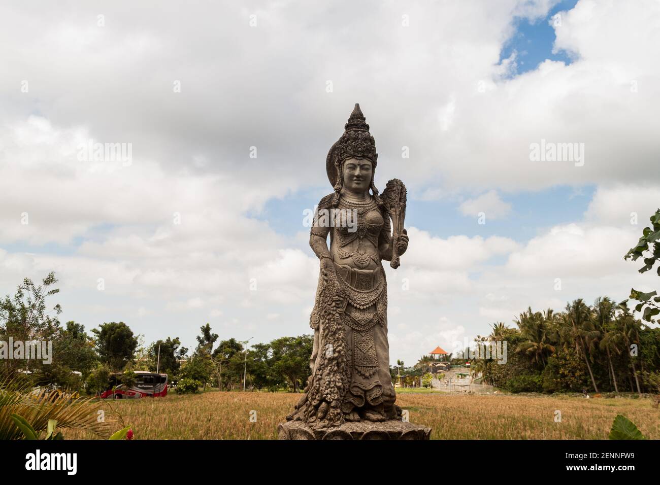 Die Statue der Göttin am Eingang des Heiligen Affenwaldes Auf Bali Stockfoto