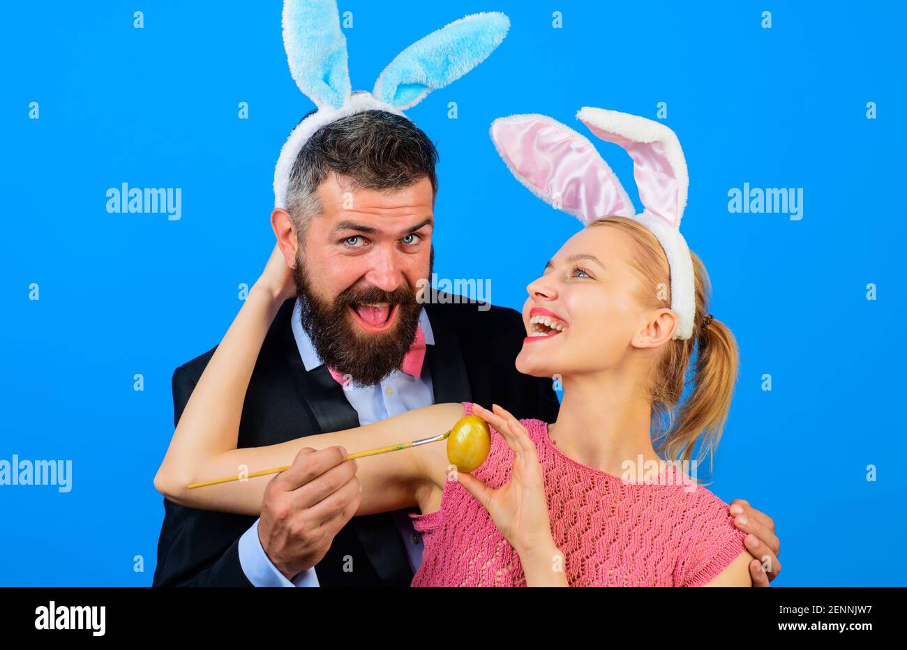 Osterhase Paar Viel Spaß. Familie malt Eier. Frohe Frühlingsferien Stockfoto