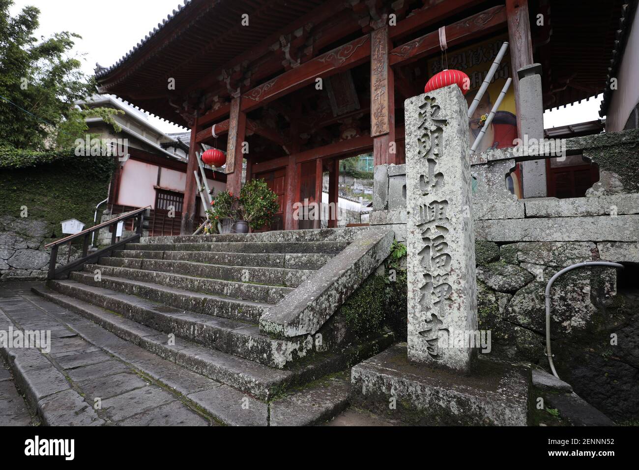 Nagasaki, Japan. Februar 2021, 26th. Das Foto vom 26. Februar 2021 zeigt den Eingang des Kofukuji-Tempels in Nagasaki, Japan. Eine riesige Glocke, die von der chinesischen Provinz Fujian gespendet wurde, wurde am Freitag im Glockenturm eines Tempels in der Stadt Nagasaki im Süden Japans als Symbol des Friedens und der China-Japan-Freundschaft installiert. Die World Peace Bell ist etwa 1,2 Meter im Durchmesser, 2 Meter hoch und wiegt 2,5 Tonnen. Aufgrund seines großen Gewichts war der Montageprozess relativ schwierig. Quelle: Xinhua/Alamy Live News Stockfoto