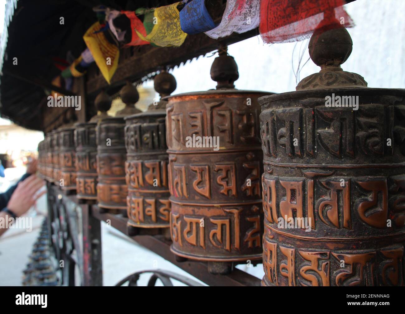 Entdecken Sie die nepalesische Kultur, indem Sie das Gebetsrad drehen Stockfoto
