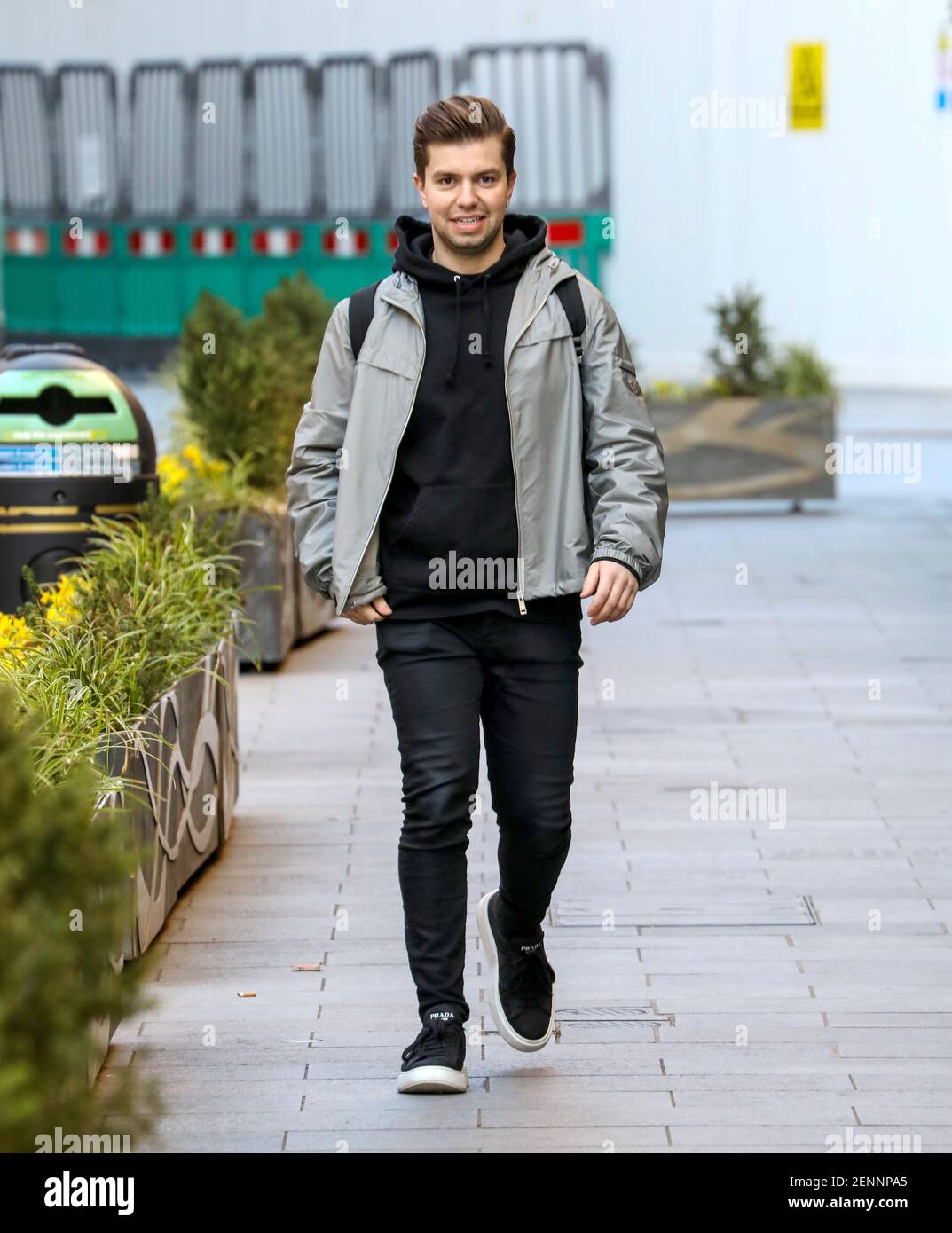 London, Großbritannien. Februar 2021, 26th. Sonny Jay sah, wie er zu seiner Capital FM-Show in den Global Radio Studios in London ausging. Kredit: SOPA Images Limited/Alamy Live Nachrichten Stockfoto