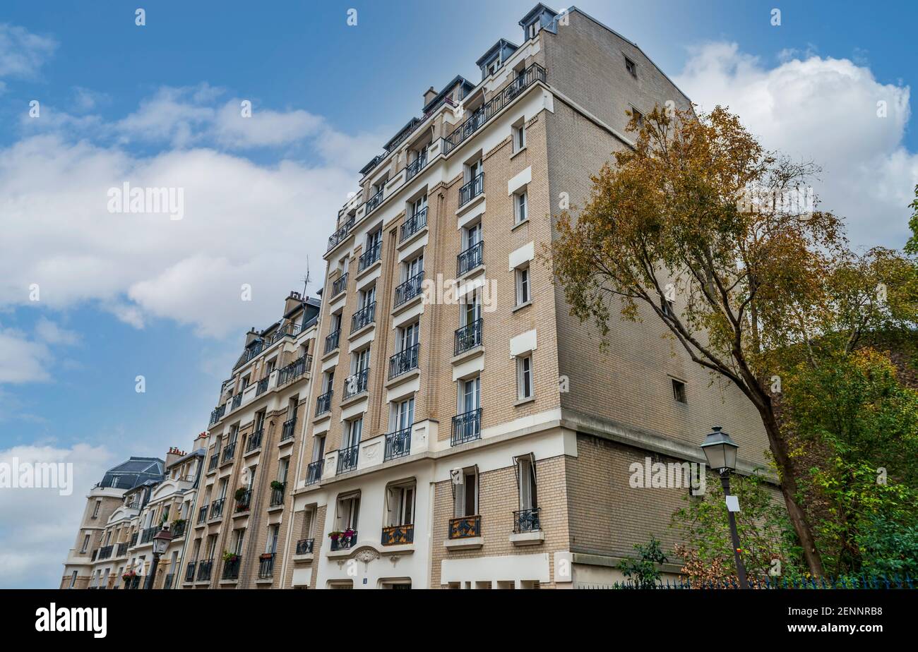 Typisches Wohnhaus im Montmartre-Viertel, in Paris, Frankreich Stockfoto
