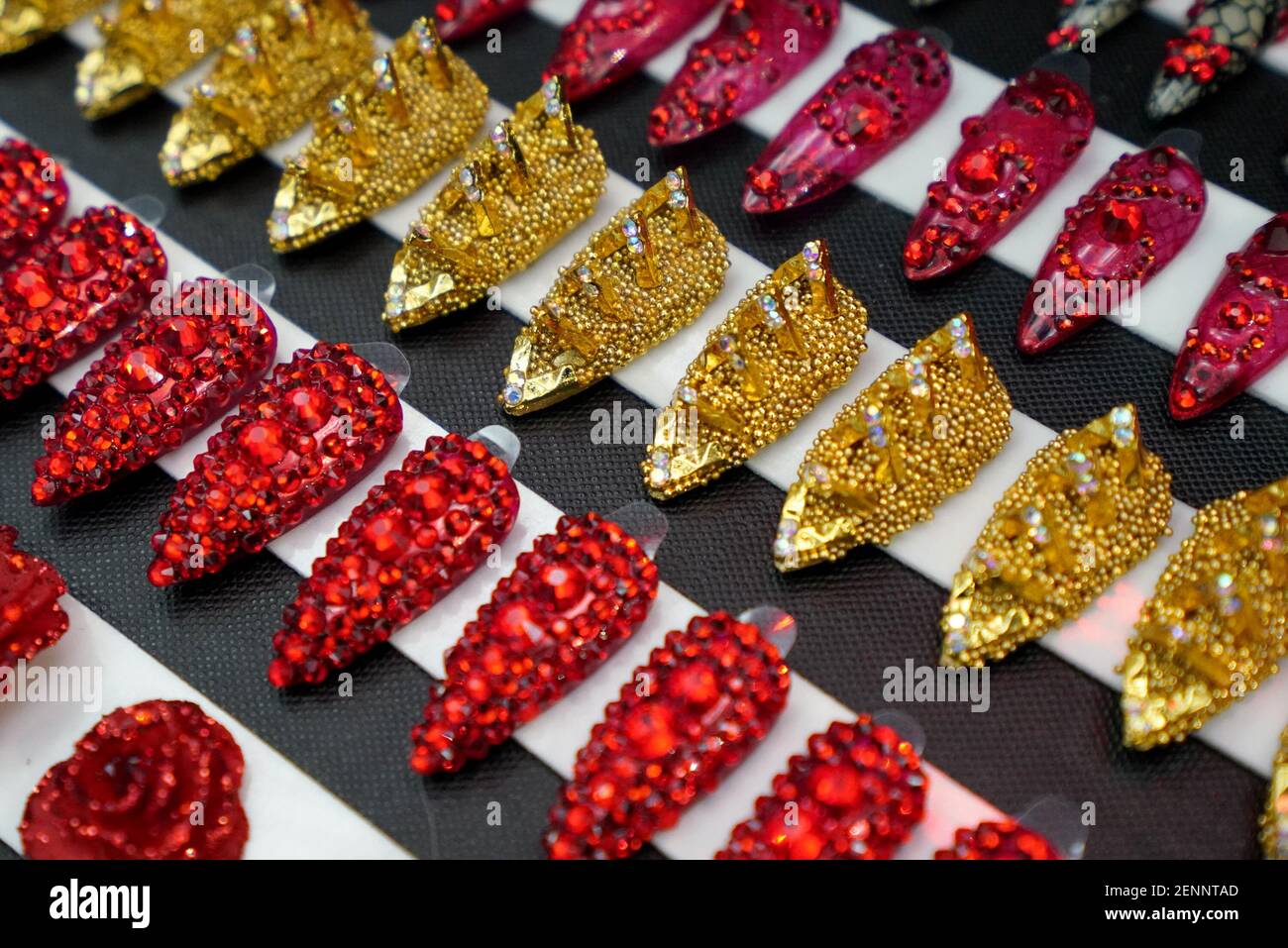 Backstage in DER BLONDES x Moulin Rouge Spring 2020 Kollektion mit Nägeln von Creative Nail Design CND, gehalten im Al Hirschfeld Theater in New York City während der NYFW The Shows, Montag, 9. September 2019. (Foto von Jennifer Graylock/Sipa USA) (Foto von Jennifer Graylock/Sipa USA) Stockfoto