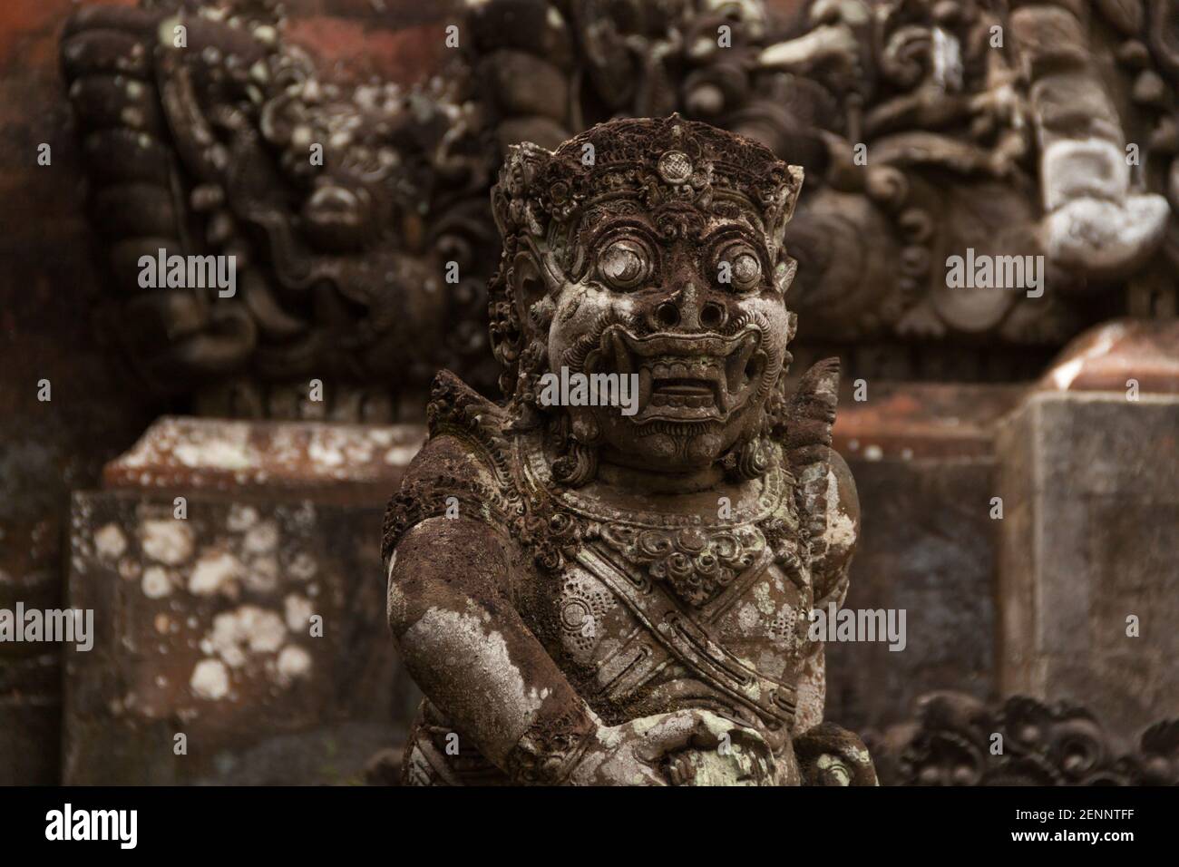 Eine der Schutzstatuen am Tor am Tempel von Saliswati in Ubud, Bali Stockfoto