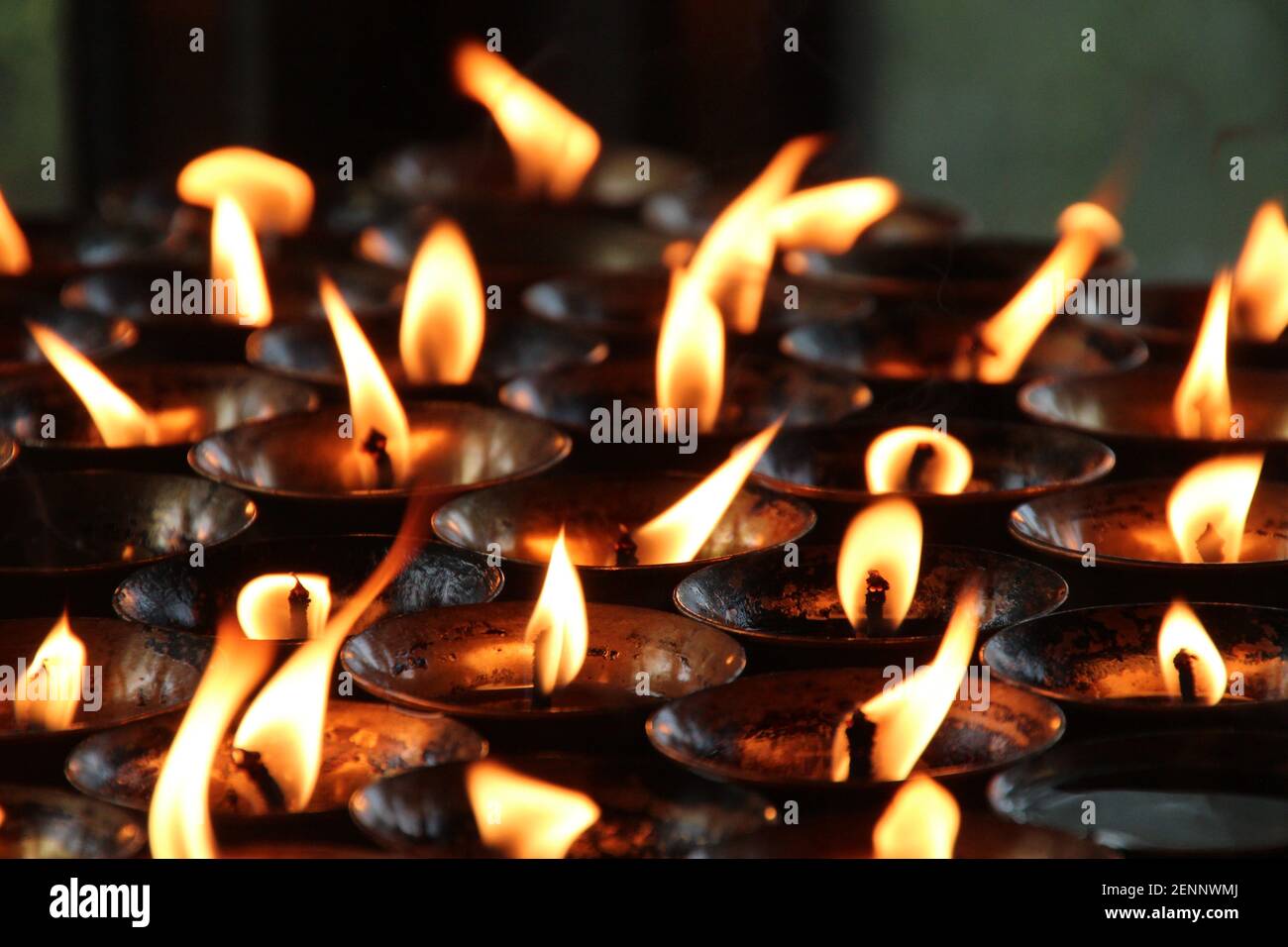 Brennende Kerzen in einem heiligen Tempel von varanasi - die heilige hindu-Stadt am Fluss ganges Stockfoto