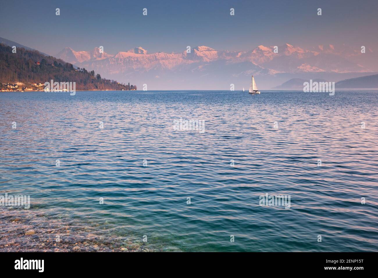 Segelboot auf dem See Thun, Schweiz Stockfoto