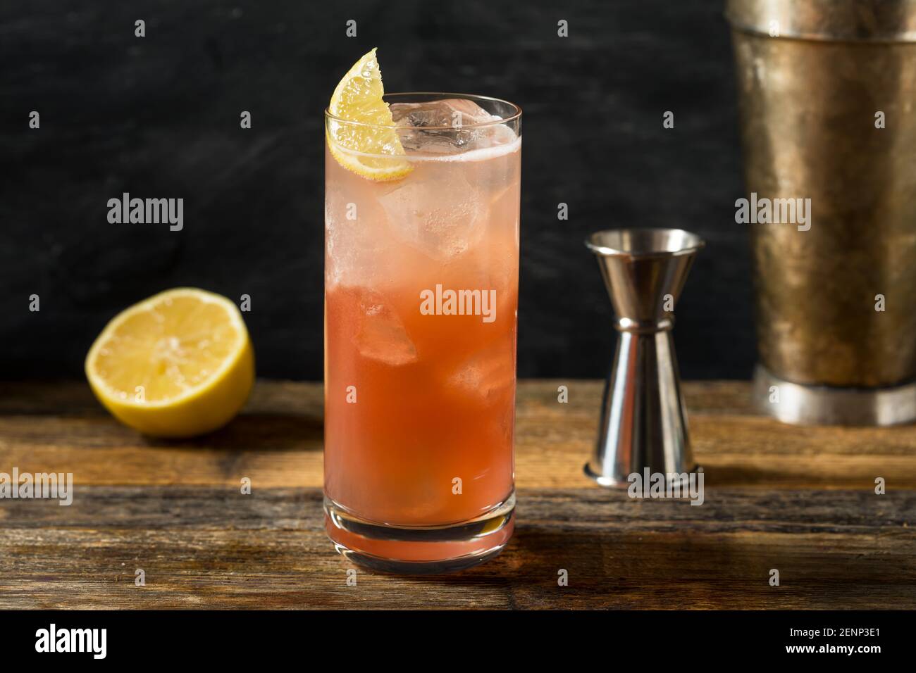 Erfrischender Cold Sloe Gin Fizz Cocktail mit Zitronengarnish Stockfoto