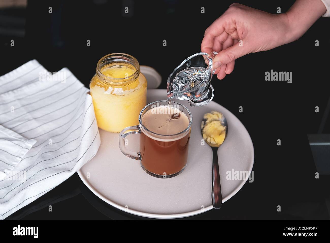Kugelsicherer Kaffee, Keto-Frühstück mit Butter und MCT-Öl Stockfoto