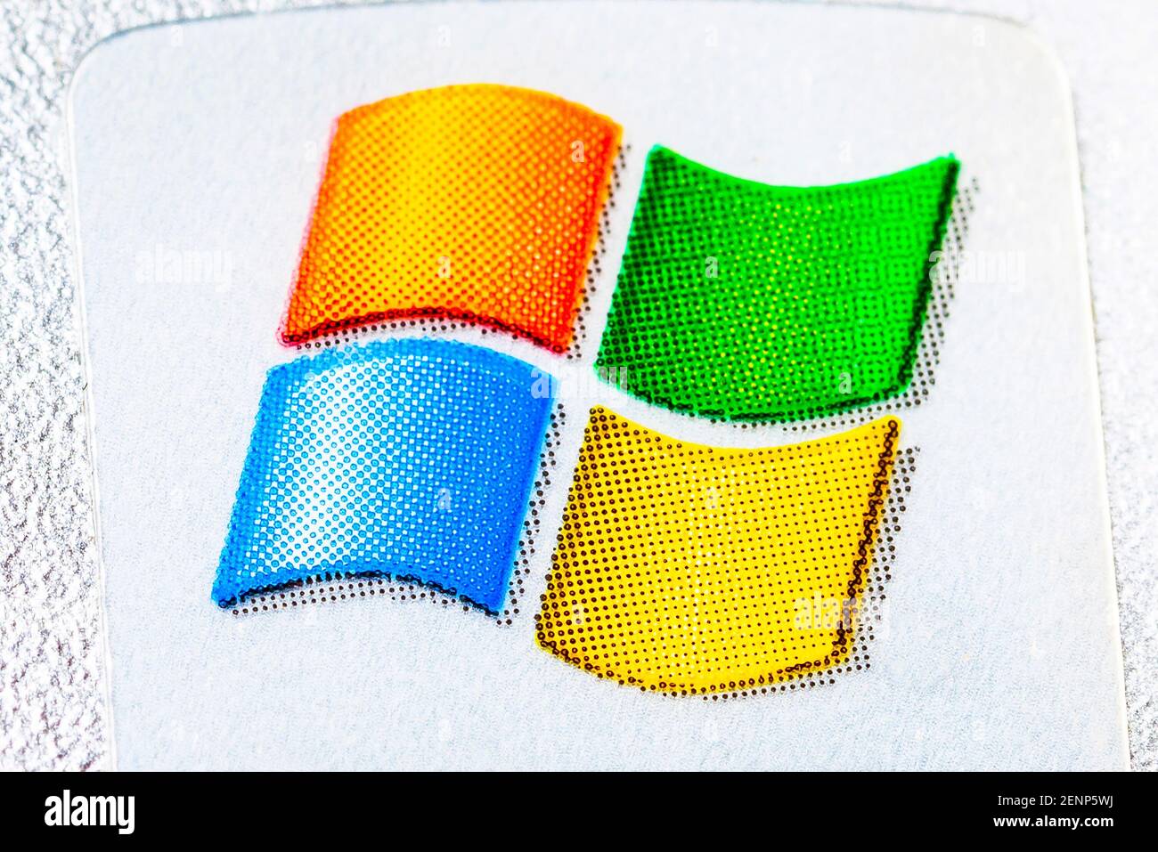 Microsoft Windows XP, Windows 7 Betriebssystem-Logo, Markensymbol Aufkleber Label Makro, extreme Nahaufnahme, Detail. Altes, veraltetes Sicherheitskonzept für Betriebssysteme, nob Stockfoto