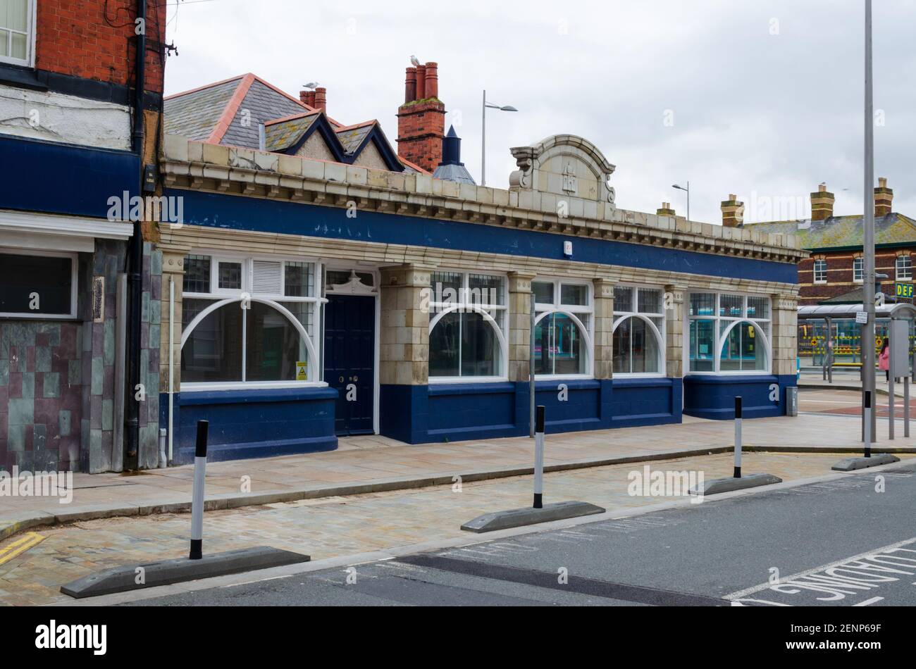 Rhyl, Denbighshire; Großbritannien: 21. Feb 2021: Das ehemalige Costigans Pub wurde renoviert und in Geschäftseinheiten umgewandelt. Stockfoto