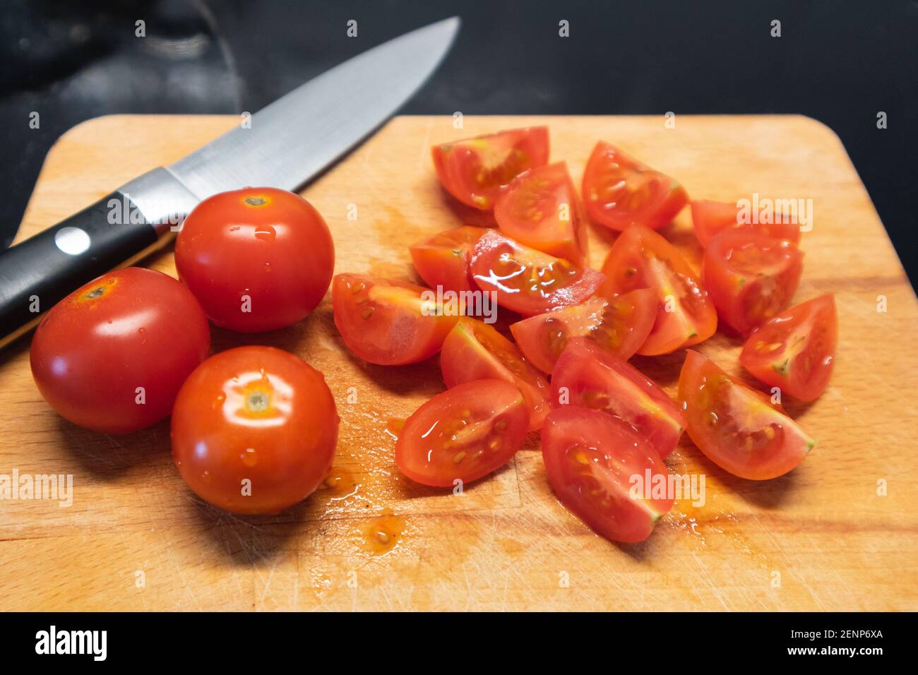 Tomato quarters Fotos und Bildmaterial in hoher Auflösung Alamy