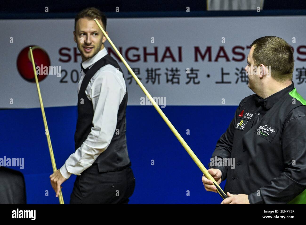 Judd Trump von England, Links, und Mark Allen von Nordirland, rechts, sehen sich gegenseitig im Viertelfinale von 2019 Snooker Shanghai Masters in Schanghai, China, 12. September 2019. Stockfoto