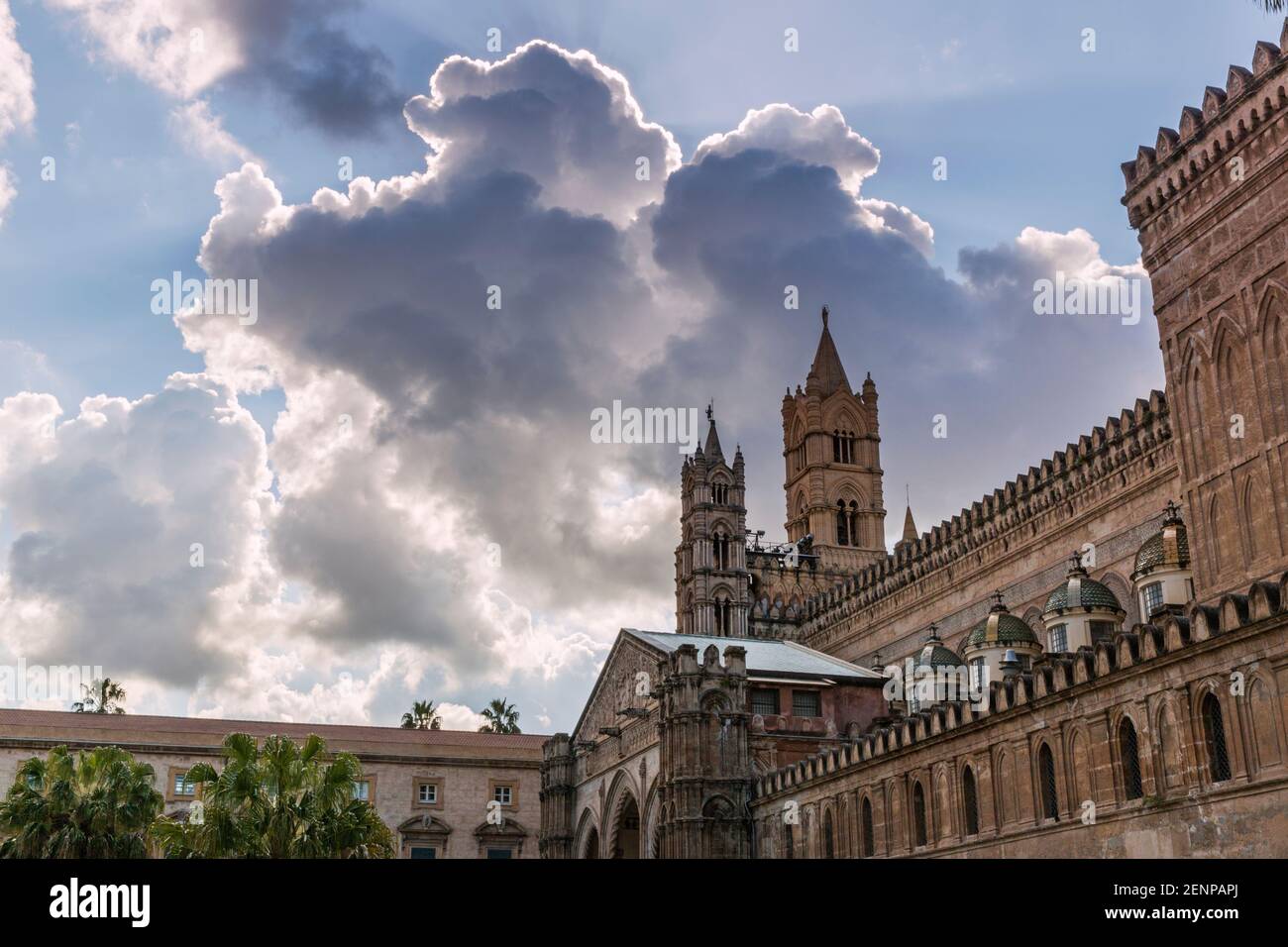 Außenansicht der Kathedrale in Palermo Stockfoto