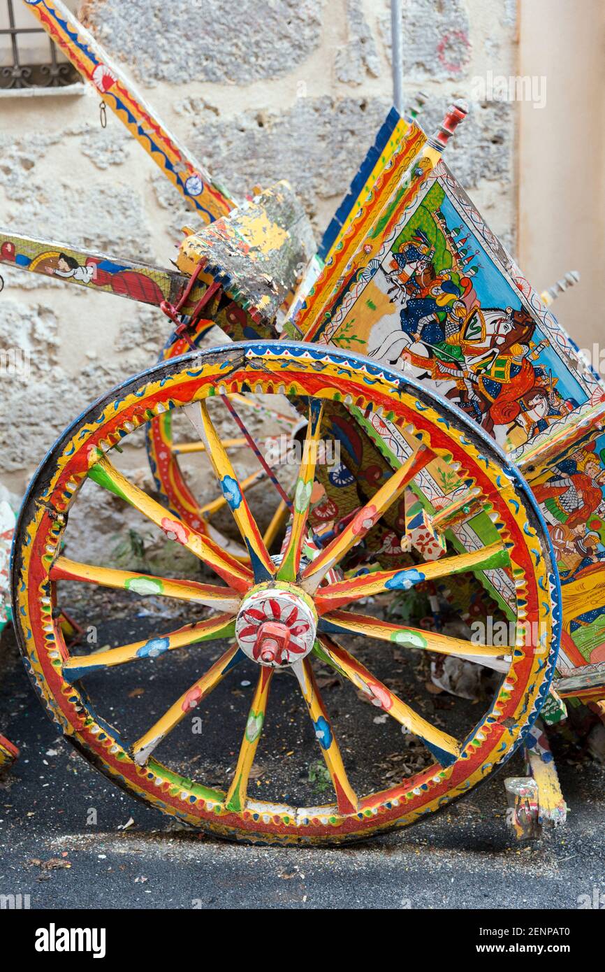 Sizilianischen Karren ist ein reich verzierten, bunten Stil von Pferd oder Esel gezeichneten Karren aus der Insel Sizilien, in Italien. Stockfoto