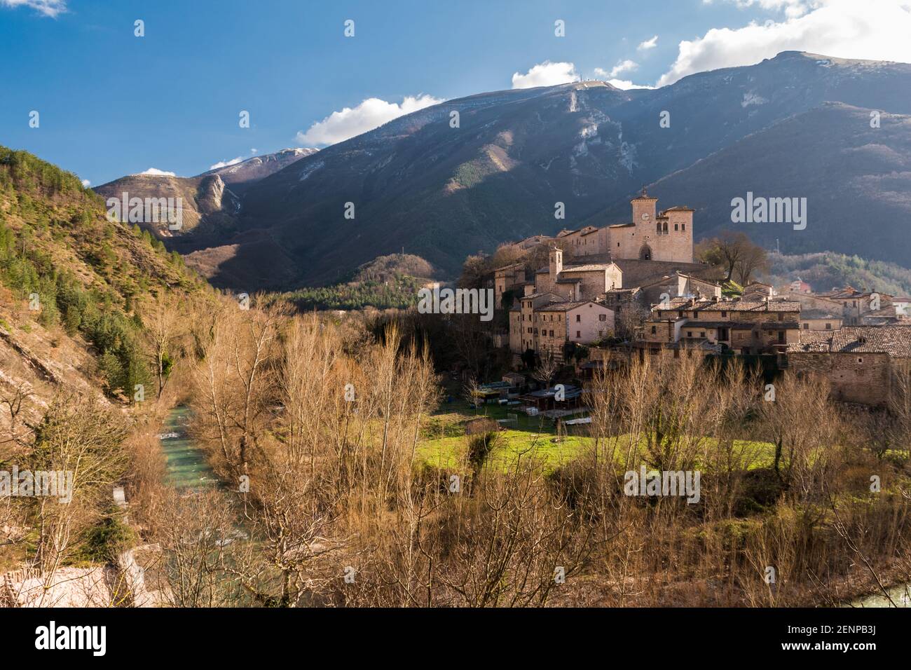 Die kleine Stadt Piobbico in der Provinz Pesaro-Urbino mit dem Berg Nerone im Hintergrund (Marken, Italien) Stockfoto
