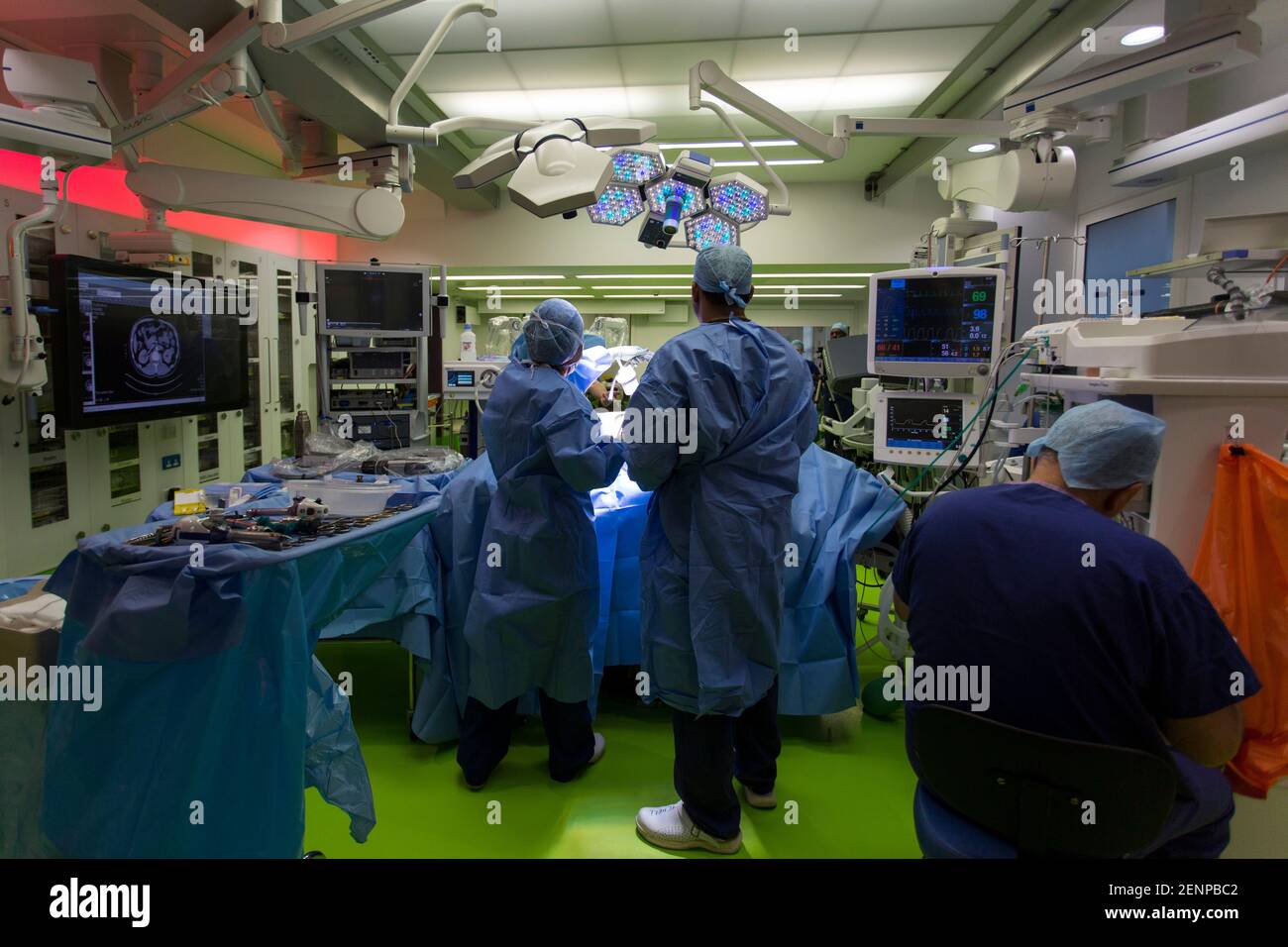 Ärzte und Chirurgen führen Operation durch. Stockfoto Ärzte und Chirurgen führen Operation durch. Stockfoto